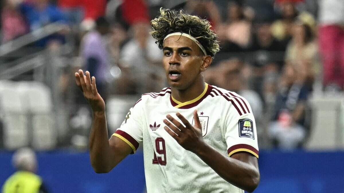 El delantero de España número 19, Lamine Yamal, reacciona después de que el árbitro salvadoreño Iván Barton (fuera de imagen) anulara su gol por posición adelantada durante el partido de semifinales del Mundial de fútbol 2026 entre Francia y España, disputado en el estadio de Dallas en Arlington, el 14 de julio de 2026.