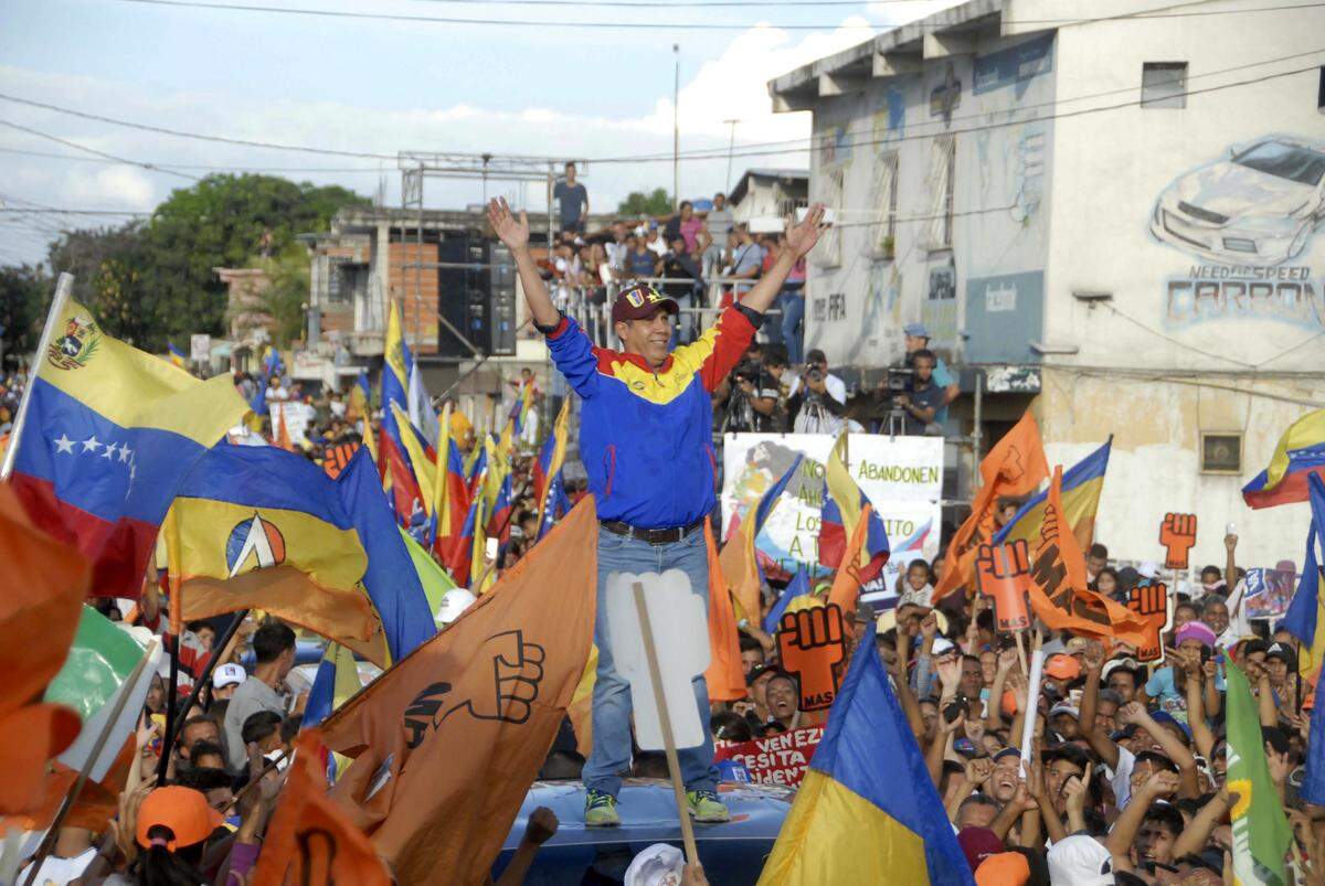 El candidato presidencial Henri Falcón llega a un mitin de campaña en Barquisimeto, Venezuela, el 17 de mayo del 2018.