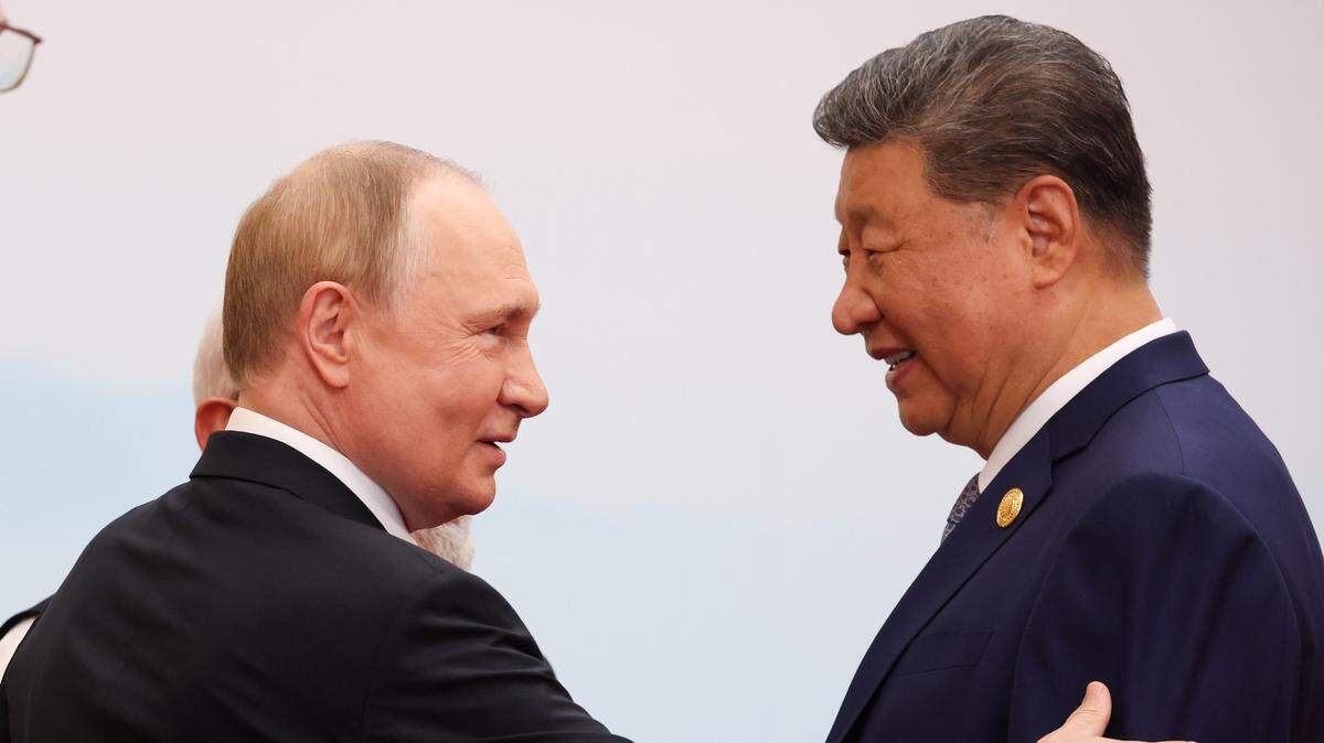 El gobernante ruso, Vladimir Putin (izq.) saluda al presidente de China, Xi Jinping, durante la cumbre de la Organización de Cooperación Shanghai (SCO, por sus siglas en inglés), el lunes 1 de septiembre de 2025, en Tianjin, China.