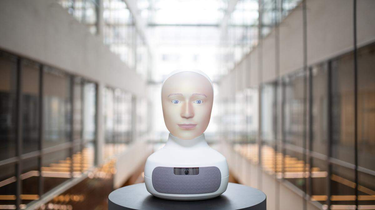 La interfaz inteligente Furhat es un busto tridimensional, compuesto por una cabeza artificial situada sobre una base, y sobre cuyo monitor frontal se proyecta una cara animada e iluminada de aspecto humano.