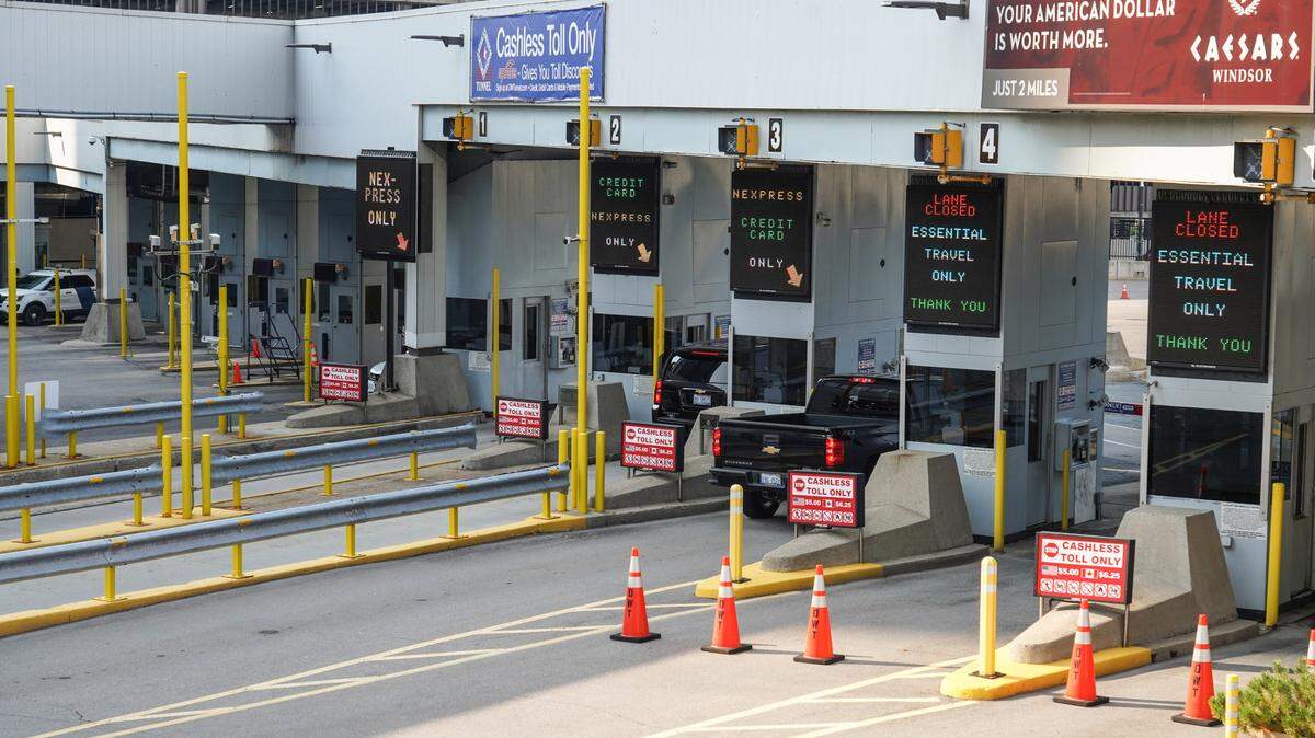 Vehículos se preparan para cruzar hacia Canadá desde Estados Unidos en el Túnel Detroit-Windsor en Detroit el 9 de agosto de 2021. 