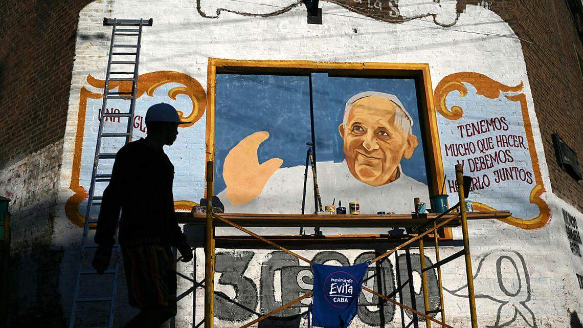 Un artista pinta un mural del papa Francisco en el barrio Villa 21-24 durante una peregrinación en Buenos Aires, el 26 de abril de 2025, tras una misa para despedirlo. El martes 21 de abril de 2026 los argentinos recordaron al papa al cumplirse un año de su fallecimiento.