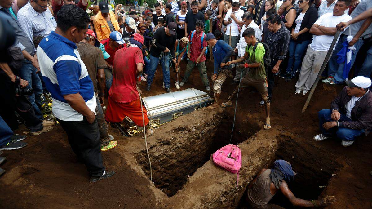 Entierro el 17 de junio de 2018 de uno de los seis miembros de la familia Velázquez que murió después de que personas armadas prendieron fuego a su casa  en Nicaragua.