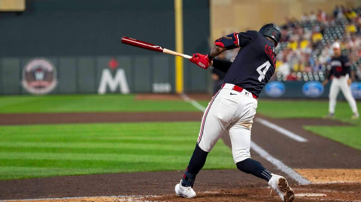 El torpedero de los Mellizos Carlos Correa batea un doble en el séptimo inning del partido contra los Marlins de Miami, celebrado el 25 de septiembre de 2024 en Minneápolis, Minnesota.
