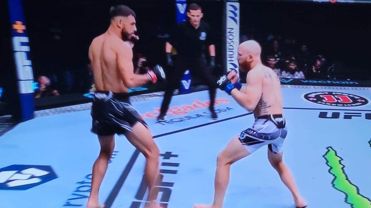 La evolución de Yair Rodríguez (izq.) como artista marcial se ha completado. En su lucha por el campeonato interino del peso pluma en la UFC 284, el mexicano ofreció posiblemente la mejor actuación de su carrera al imponerse con un estrangulamiento por triángulo y obligar a Josh Emmett a claudicar.