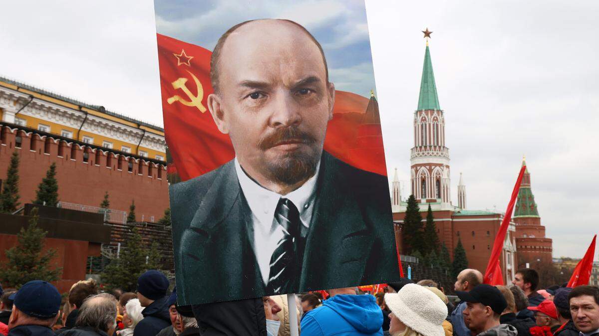 Miembros y simpatizantes del Partido Comunista de la Federación Rusa colocan flores en el Mausoleo de la Plaza Roja durante la conmemoración del 152º aniversario del nacimiento de Vladímir Lenin, en Moscú, el 22 de abril de 2022.