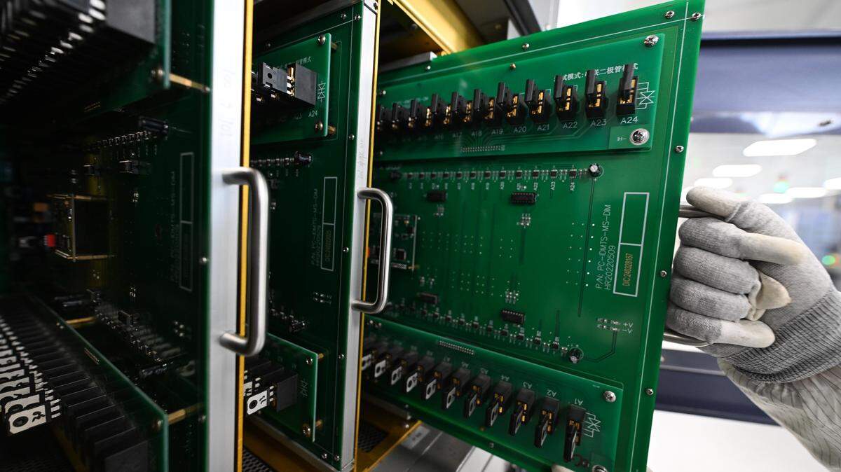 China anunció el martes restricciones en las exportaciones hacia Estados Unidos de componentes esenciales para la fabricación de semiconductores electrónicos. Entre los materiales afectados figuran el galio, el antimonio y el germanio.