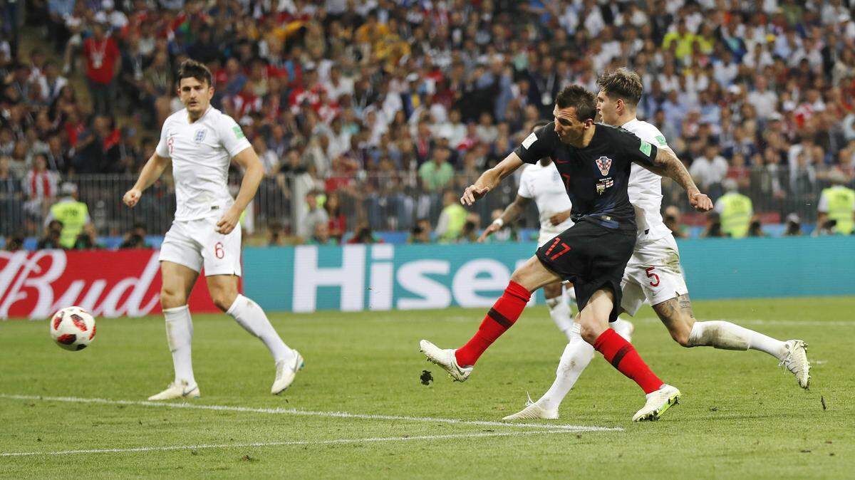 El croata Mario Mandzukic (centro) anotó el gol del triunfo 2-1 de su euipo ante Inglaterra en la semifinal del Mundial, celebrada el 11 de julio de 2018 en Moscú, Rusia.