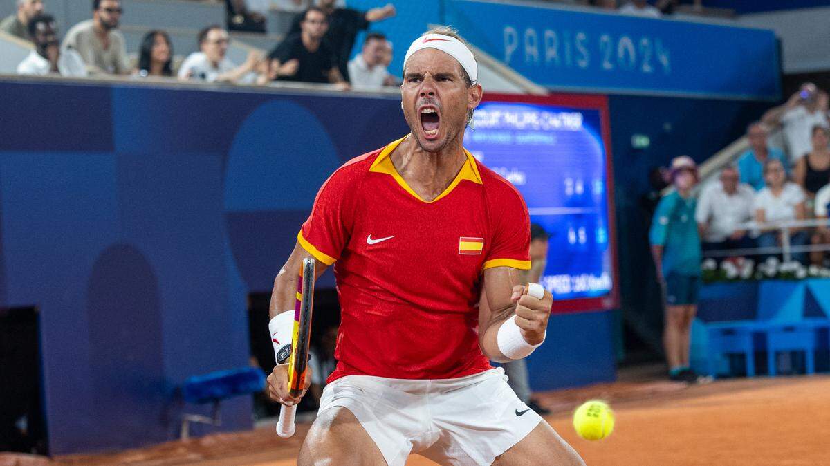Rafael Nadal de España en acción durante su partido con Carlos Alcaraz de España contra Austin Krajicek de Estados Unidos y Rajeev Ram de Estados Unidos durante el partido de tenis de cuartos de final de dobles masculino en la cancha Philippe-Chatrier en el Estadio Roland-Garros durante los Juegos Olímpicos de París 2024, en París el 31 de julio de 2024.