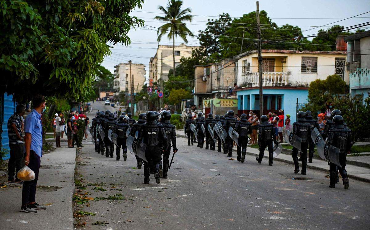 La policía antidisturbios recorre las calles luego de una manifestación contra el gobernante cubano Miguel Díaz-Canel en el municipio de Arroyo Naranjo, La Habana el 12 de julio de 2021.