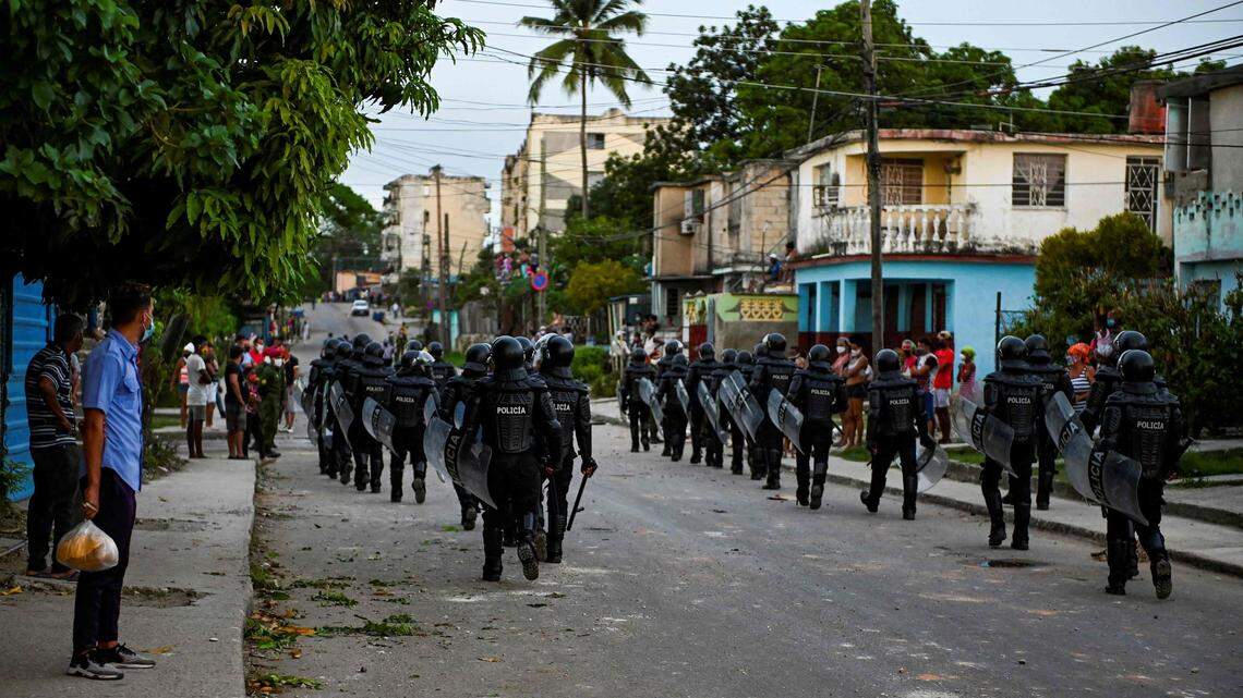 La policía antidisturbios recorre las calles luego de una manifestación contra el gobernante cubano Miguel Díaz-Canel en el municipio de Arroyo Naranjo, La Habana el 12 de julio de 2021.