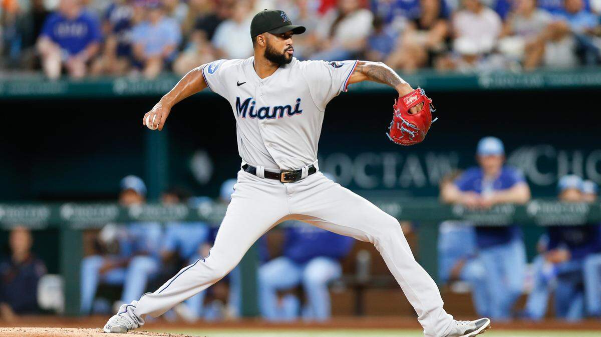 El abridor de los Marlins Sandy Alcántara lanza en el primer inning del partido ante los Rangers, celebrdo el 6 de agosto de 2023 en Texas.