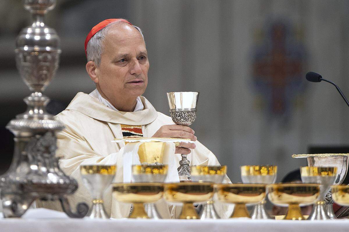 El cardenal Robert Francis Prevost celebra una misa para Nuestra Señora de Guadalupe en la Basílica de San Pedro en la Ciudad del Vaticano, el 12 de diciembre de 2024.