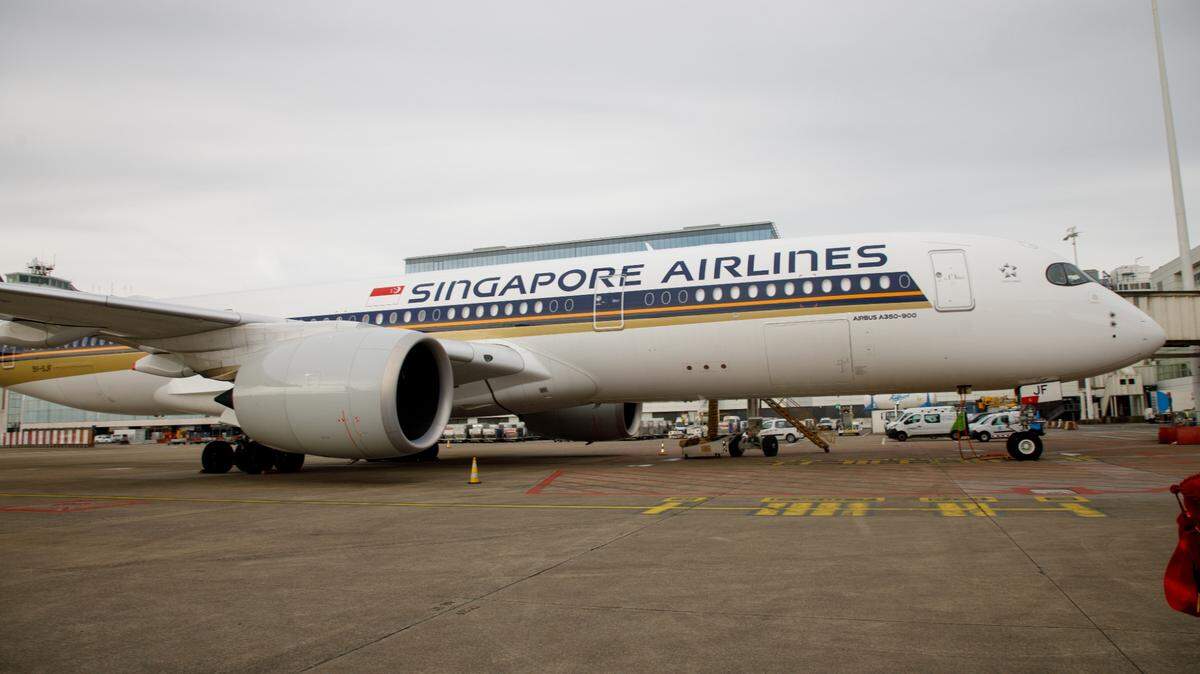 Un avión de Singapore Airlines al margen de una rueda de prensa en el aeropuerto de Bruselas para presentar el lanzamiento de un vuelo directo entre Singapur y Bruselas desde el aeropuerto de Bruselas, el sábado 06 de abril de 2024 en Zaventem.