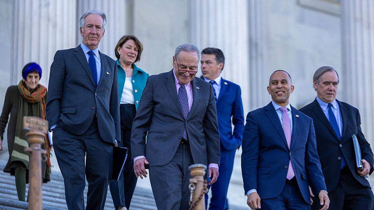 Foto de archivo. El líder de la minoría del Senado estadounidense, Chuck Schumer (centro), y el líder de la minoría de la Cámara de Representantes, Hakeem Jeffries (der.), salen del Capitolio para hablar con los medios el 1 de abril de 2025 en Washington. 