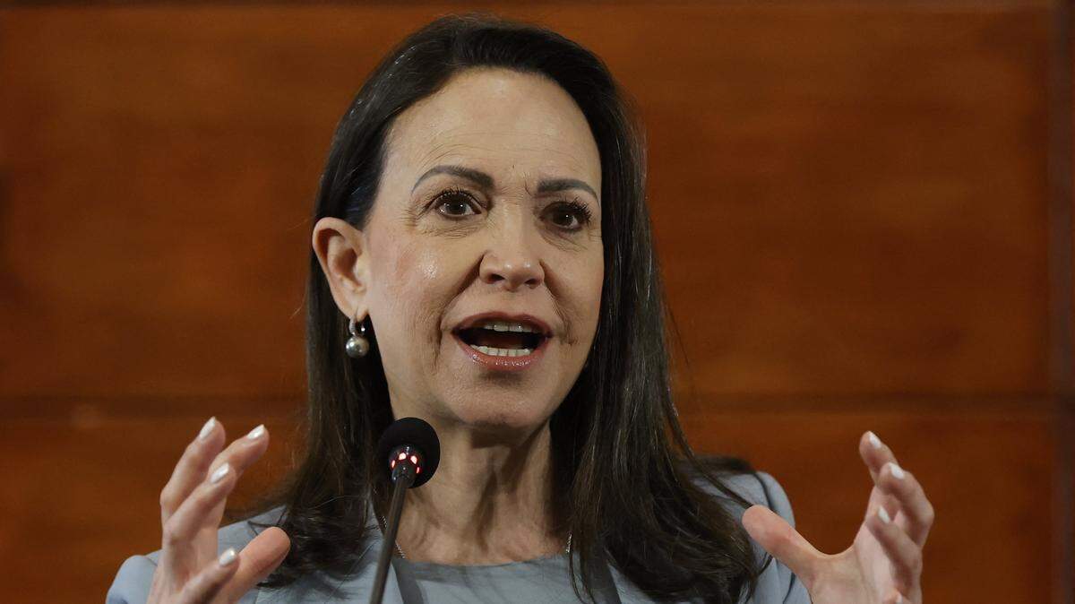 La líder opositora venezolana María Corina Machado gesticula mientras ofrece una conferencia de prensa en Santiago de Chile, el 12 de marzo de 2026.