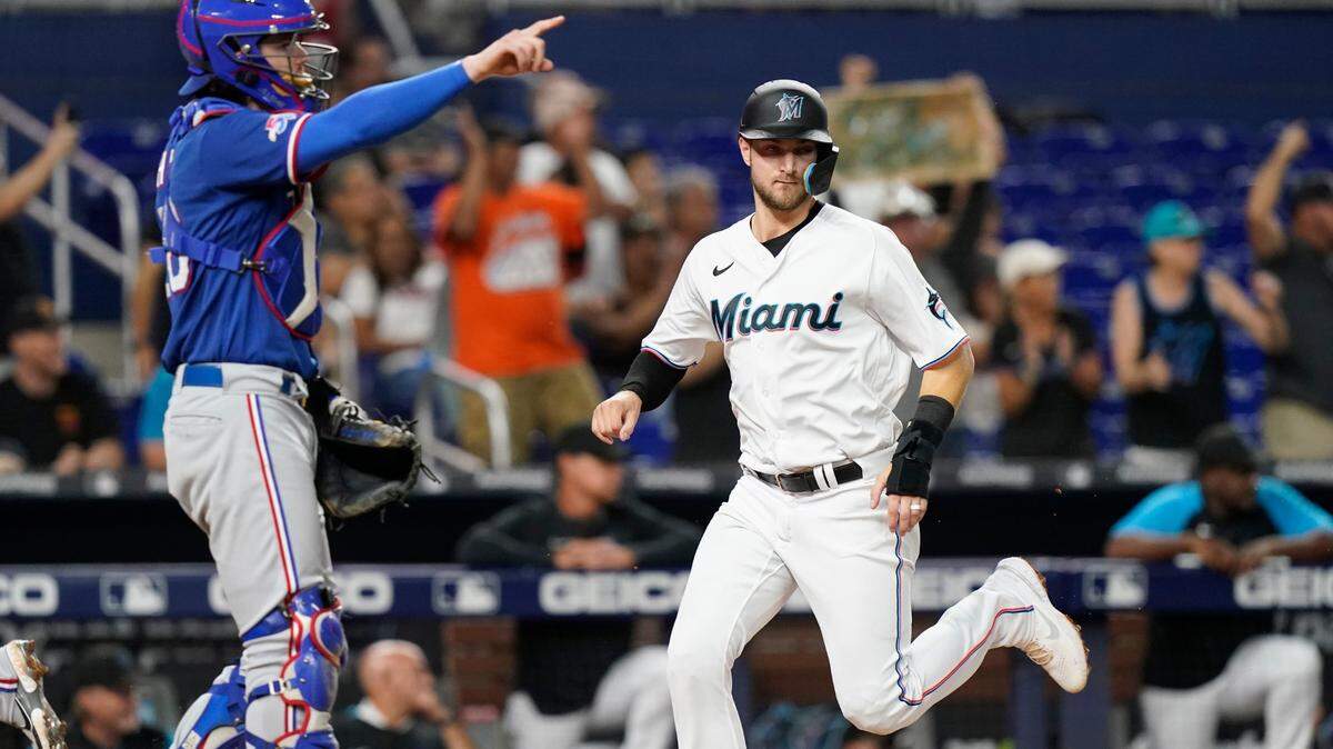 El segunda base de los Marlins Charles Leblanc anota en el quinto inning del partido ante los Rangers de Texas, celebrado el 12 de septiembre de 2022 en Miami.