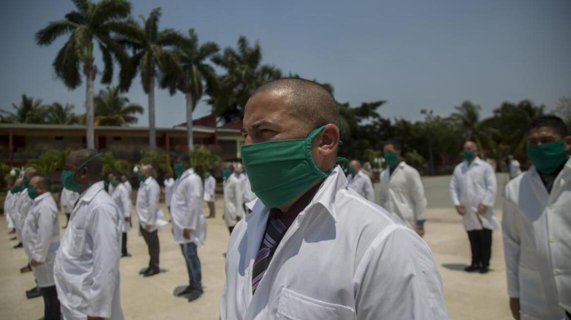 Los médicos cubanos, esclavos vestidos de blanco y del coronavirus