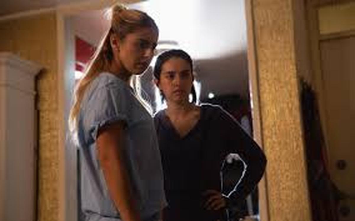 En Hulu latino la comedia de suspenso ‘Corazonada’ (2022) basada en hechos reales.