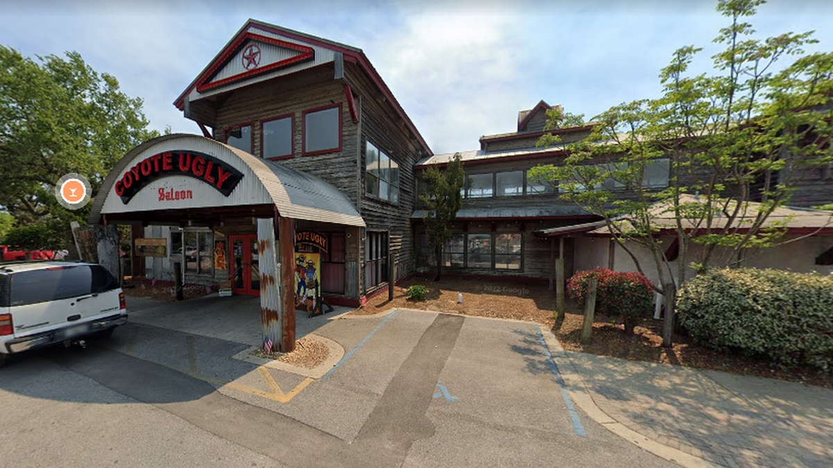 Una pelea multitudinaria se desató en el bar Coyote Ugly en Destin, Florida, cerca de las 12:30 a.m. del domingo, 26 de junio. Varias personas quedaron inconscientes.