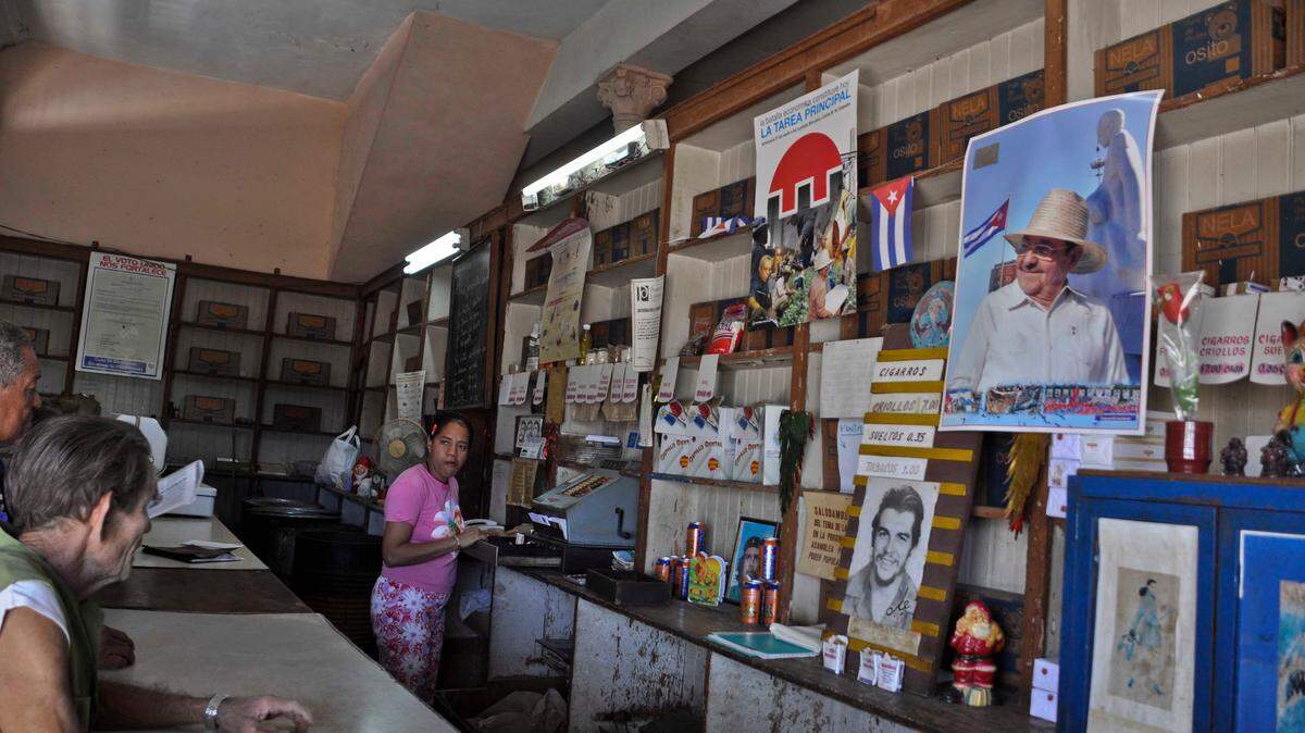 Una “bodega” en La Habana con las fotos del Che Guevara y Raúl Castro en el 2011.