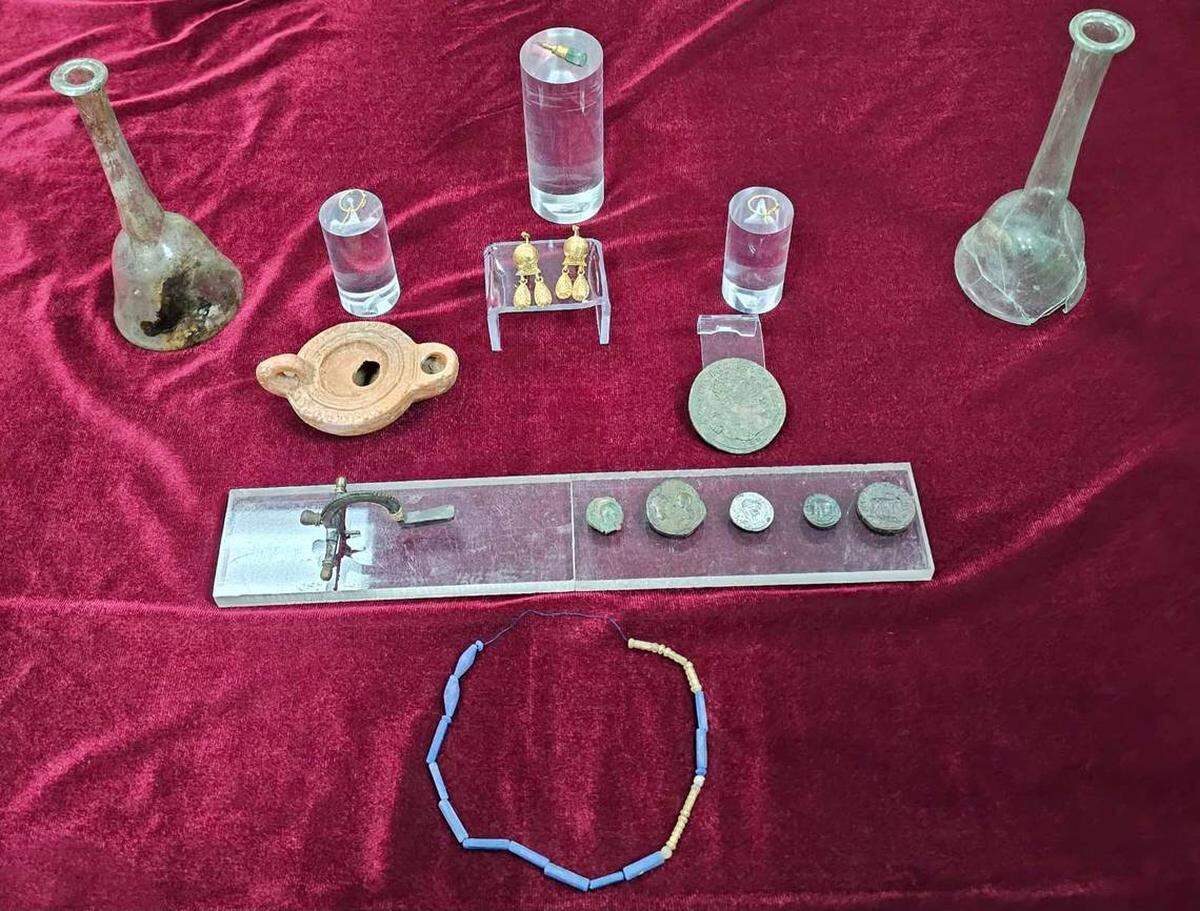 Algunos de los artefactos hallados en las tumbas de 1,700 años.