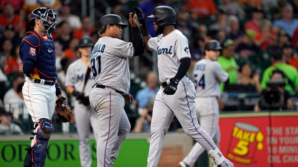 El jardinero de los Marlins de Miami Bryan De La Cruz celebra con Williams Astudillo tras pegar un jonrón en el séptimo inning del partido ante los Astros, celebrado el 12 de junio de 2022 en Houston.