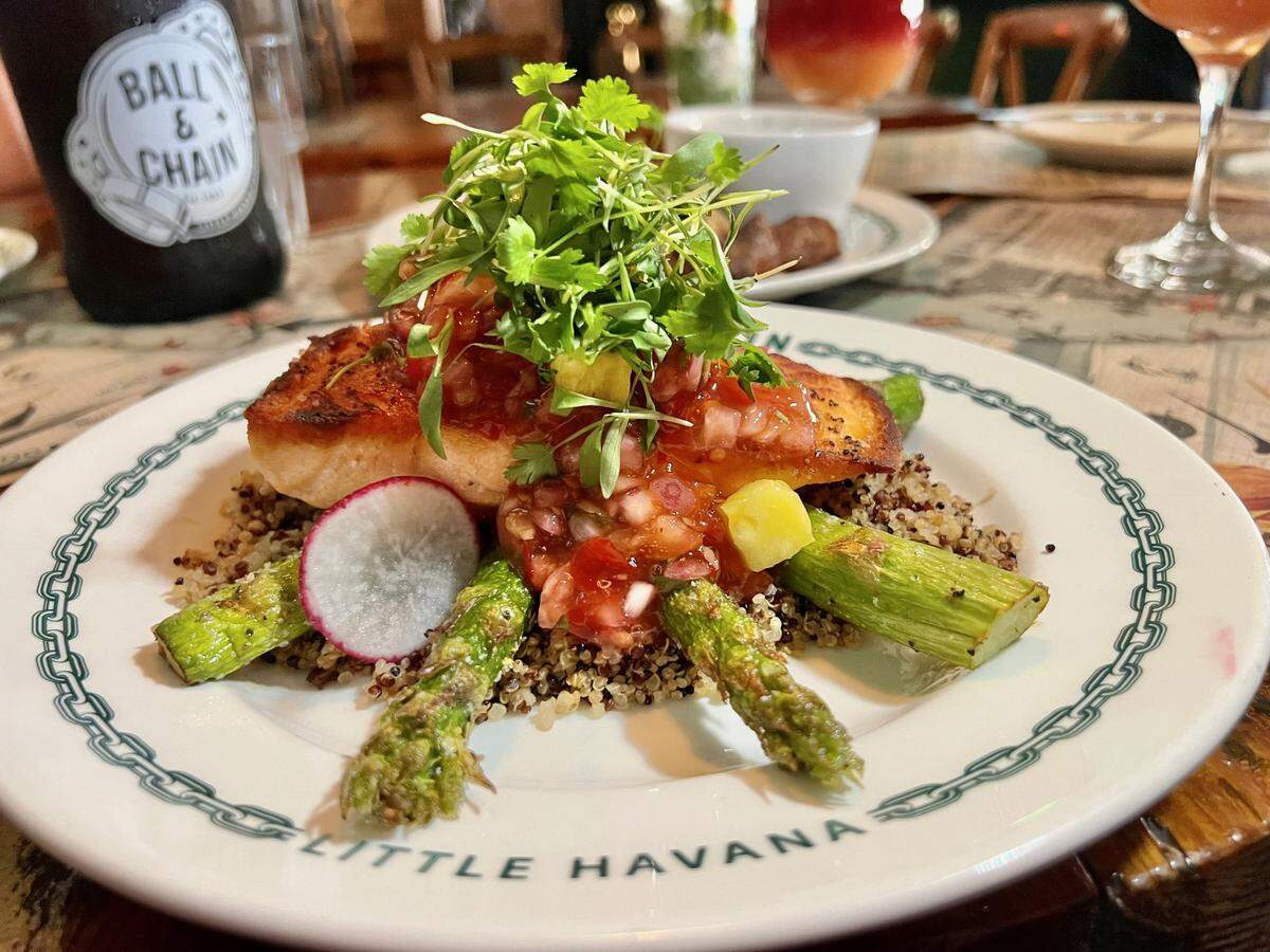 Salmón Habana en el restaurante cubano Ball and Chain de Miami