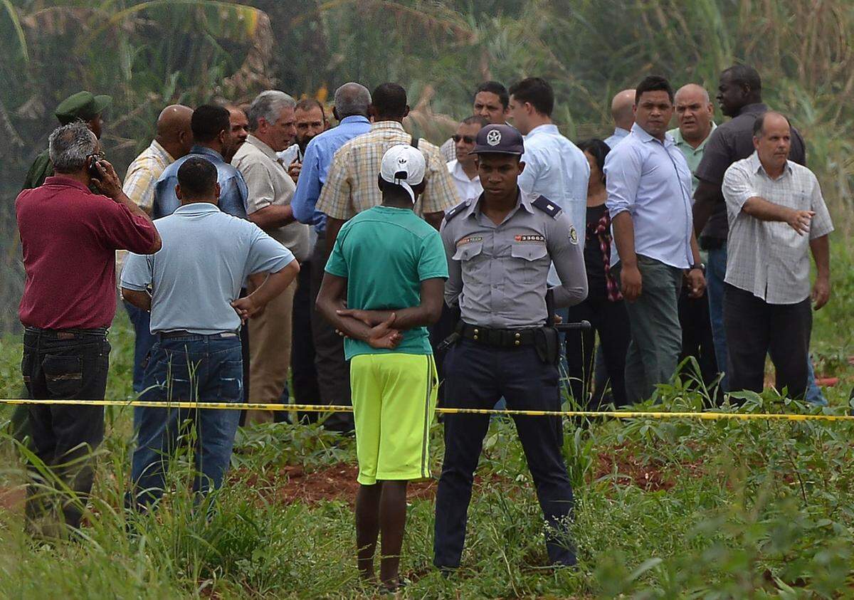 El gobernante cubano Miguel Díaz-Canel llega al sitio del accidente después de que un avión se estrellara después de despegar del aeropuerto José Martí de La Habana el 18 de mayo de 2018.