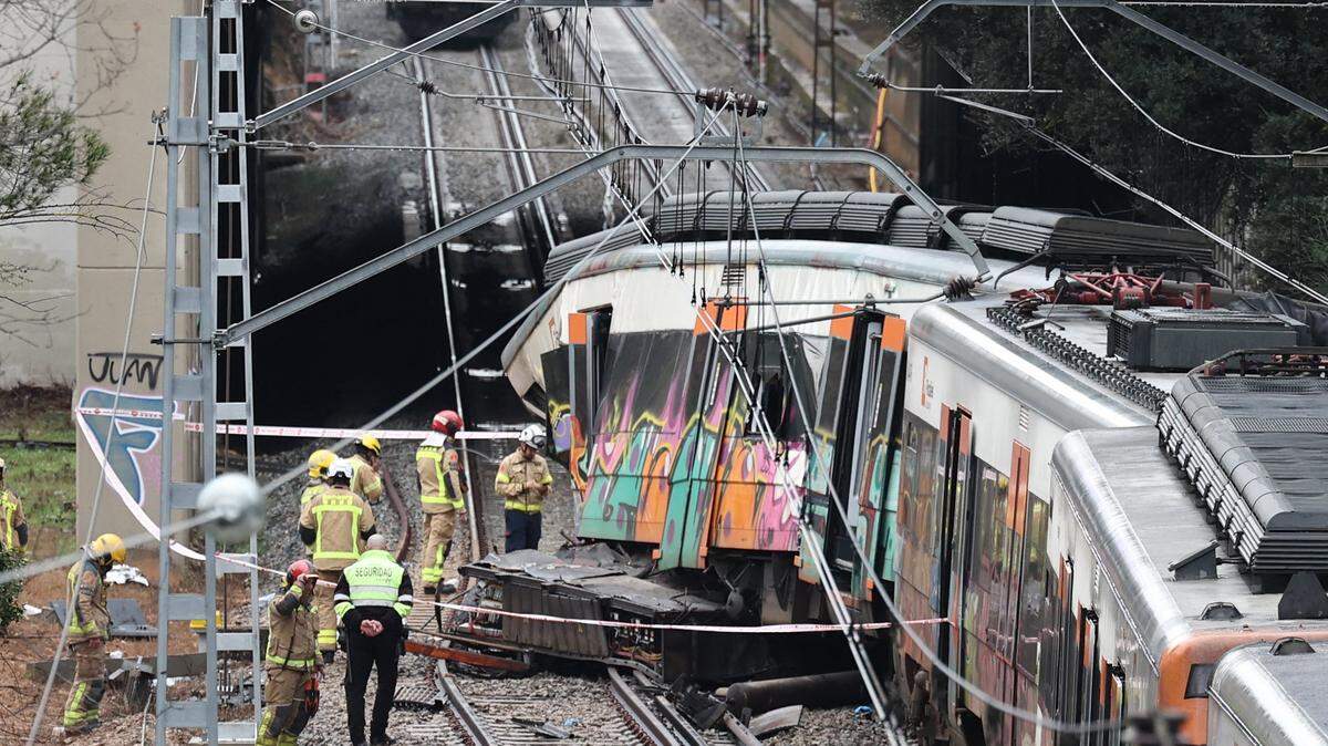 Bomberos trabajan en el lugar donde al menos una persona murió y cinco resultaron gravemente heridas cuando un tren de servicio regional colisionó con un muro derrumbado entre Sant Sadurní d’Anoia y Gelida, cerca de Barcelona, el 21 de enero de 2026.