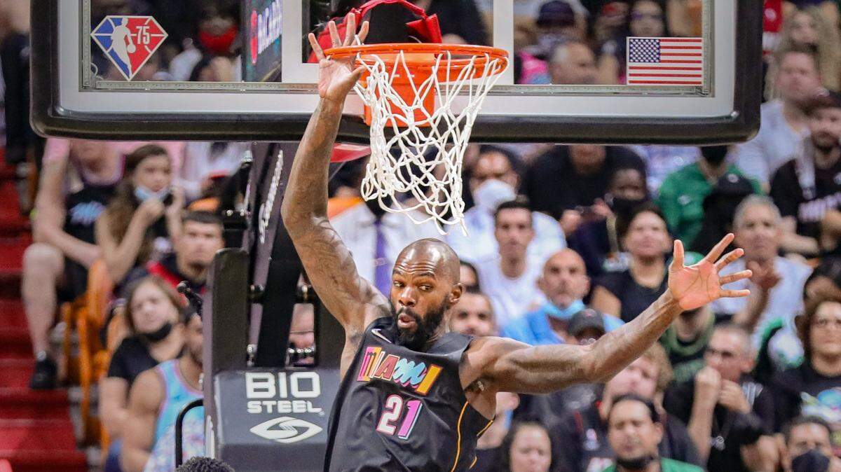 El centro del Heat Dewayne Dedmon en una jugada del partido ante los Celtics de Boston, celebrado el 4 de noviembre de 2021 en Miami.