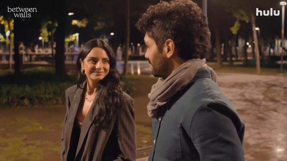 En Hulu latino la serie ‘Entre paredes’ (2025) una comedia romántica.