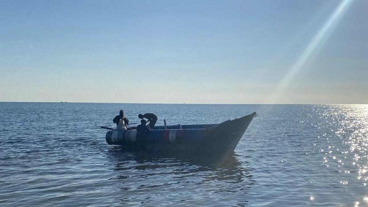 Tres hombres cubanos llegan a los Cayos de la Florida el domingo 11 de diciembre de 2022 en una embarcación casera de migrantes.