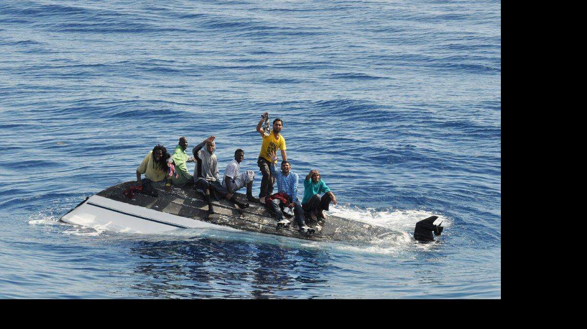 Foto de archivo. Esta foto del 06 de febrero de 2014 muestra a un grupo de inmigrantes en un barco volcado en la costa de Port St. Lucie, Florida. Los inmigrantes eran de Haití, la India y las Bahamas.