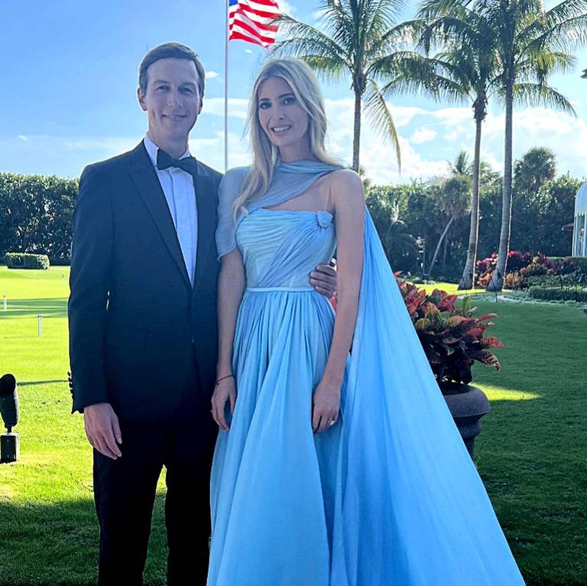 Ivanka y Jared. Los dos posaron para una foto con la bandera estadounidense de fondo. Cortesía de Ivanka Trump/Instagram