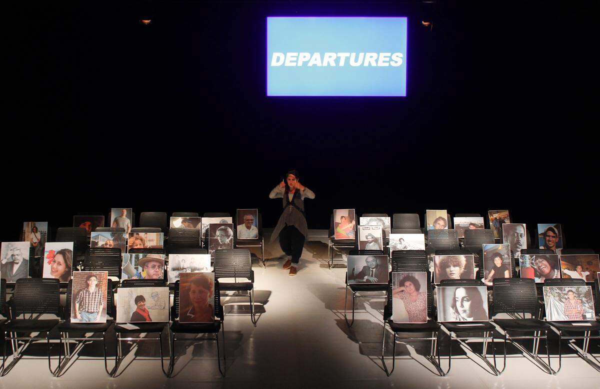 Las fotografías de múltiples cubanos ilustres sirven de telón de fondo a “Departures”.