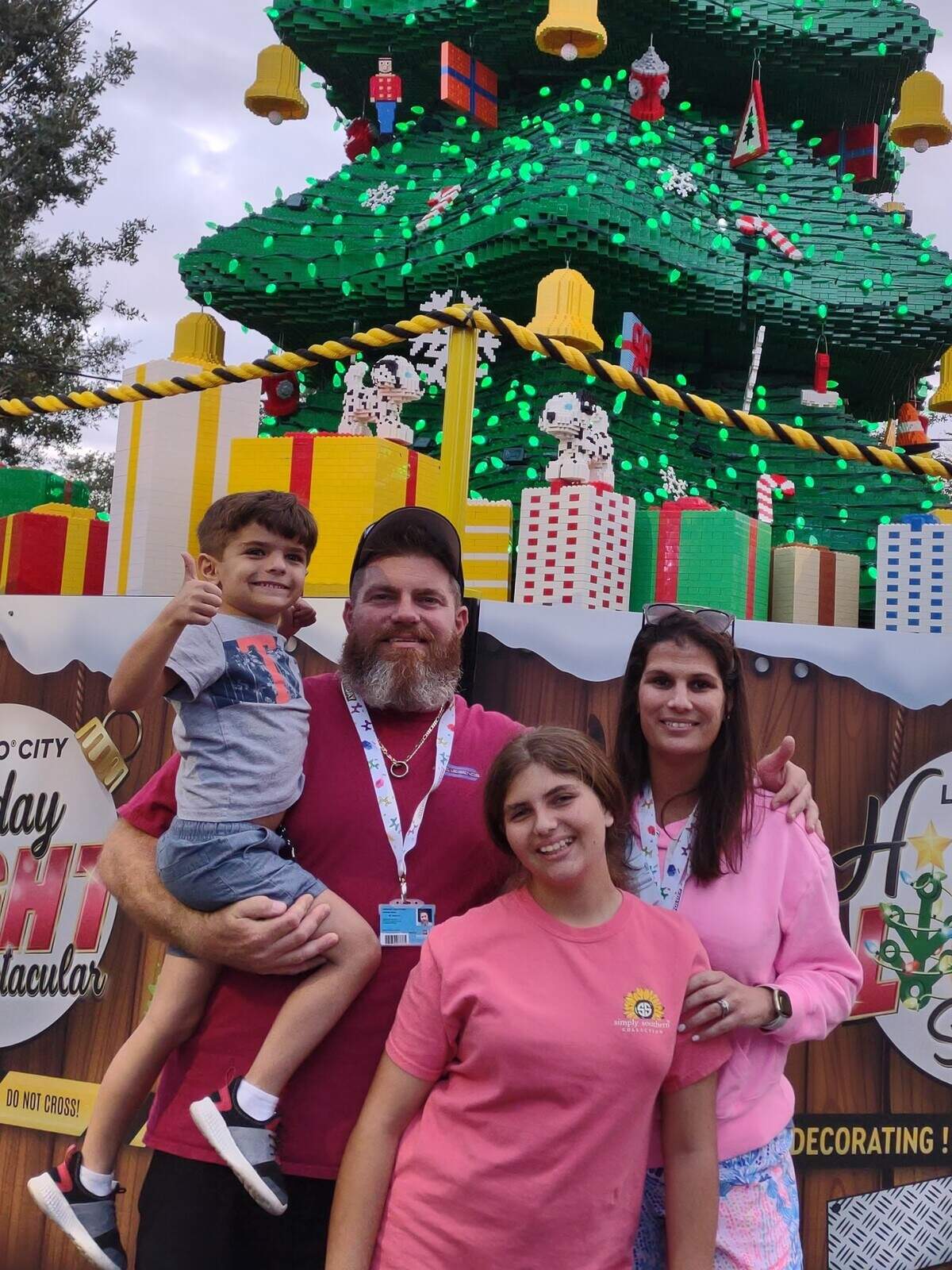 Ashley Schutt junto a su familia en Legoland. De izquierda a derecha: Sawyer, Jeremiah, Shelby y Ashley.