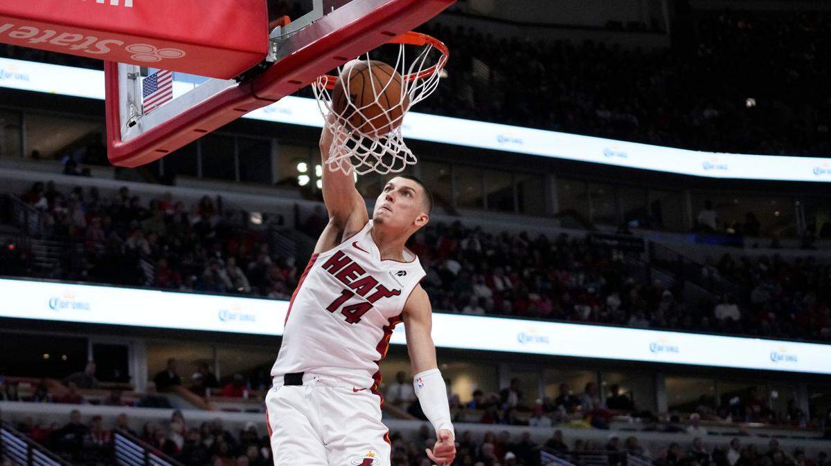 El escolta del Heat de Miami clava la pelota en el partido del play-in ante los Bulls, celebrado el 16 de abril de 2025 en Chicago.  
