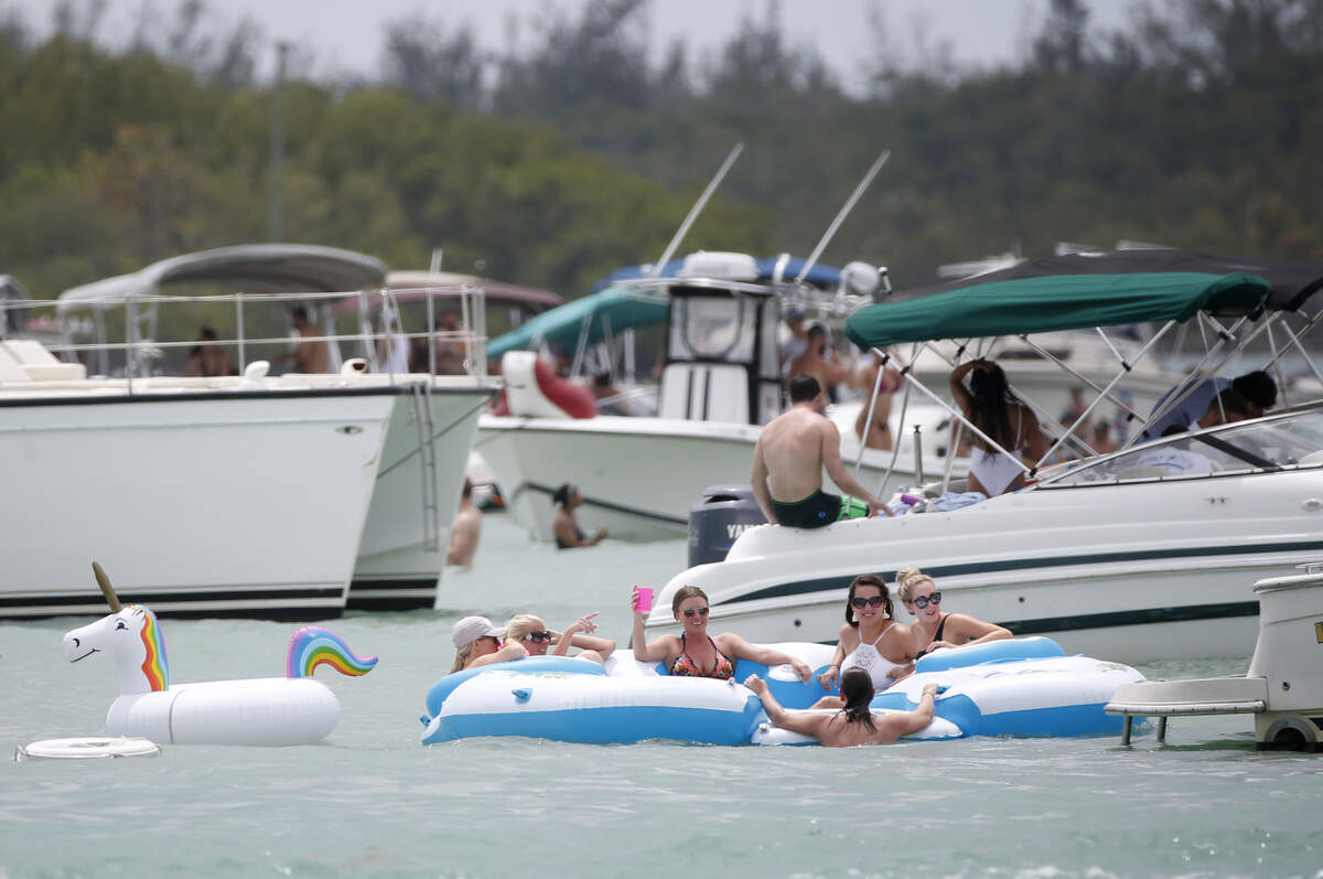 Los dueños de botes  se reúnen en uno de sus puntos favoritos del litoral de Miami, cerca de Haulover Beach Park, el 5 de mayo