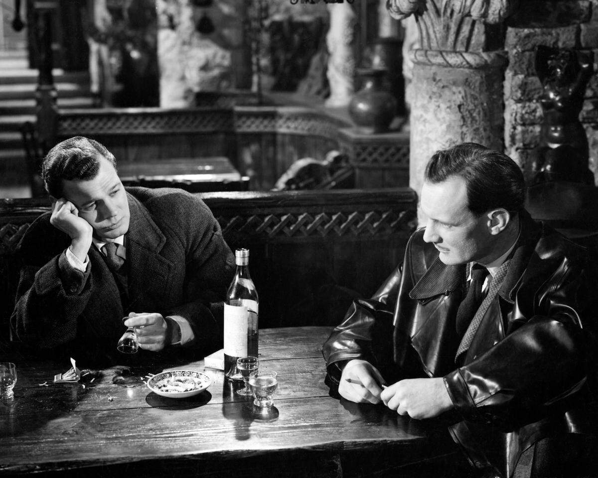Joseph Cotten (izq), como Holly Martins, y Trevor Howard como Major Calloway, en ‘El tercer hombre’ (’The Third Man’), en Coral Gables Art Cinema. Película ambientada en la ciudad de Viena, que ha sido bombardeada por los aliados.