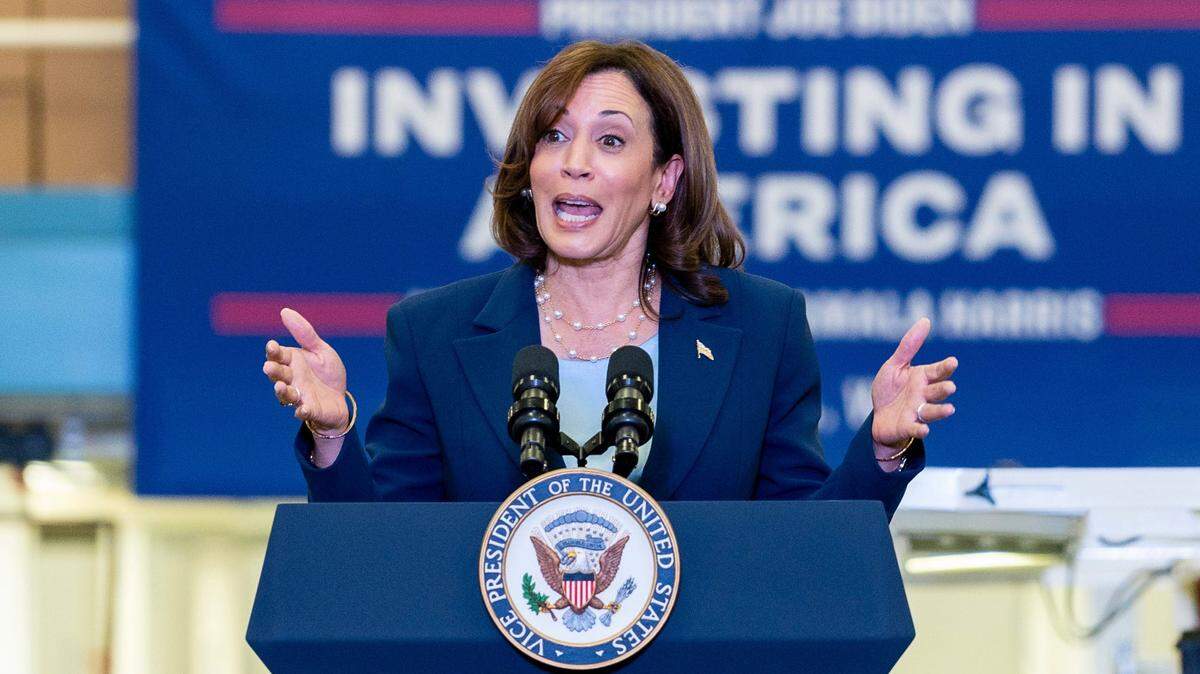 La vicepresidenta Kamala Harris visita Sanmina Corporation, donde habló sobre los esfuerzos de la administración Biden-Harris para invertir en Internet de alta velocidad, impulsar la fabricación nacional y crear empleos el jueves 3 de agosto de 2023 en Pleasant Prairie, Wisconsin.
