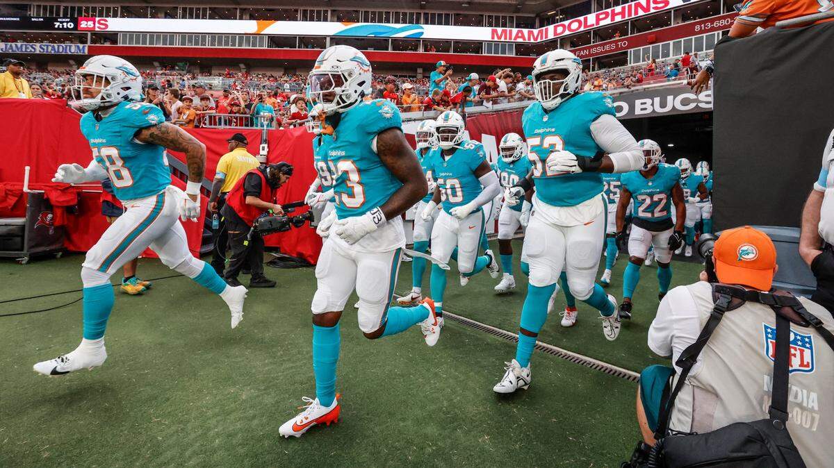 Foto de archivo. Los jugadores de los Dolphins de Miami entran al terreno del Raymond James Stadium, en Tampa, para el partido de pretemporada ante los Buccaneers, el 23 de agosto de 2024.
