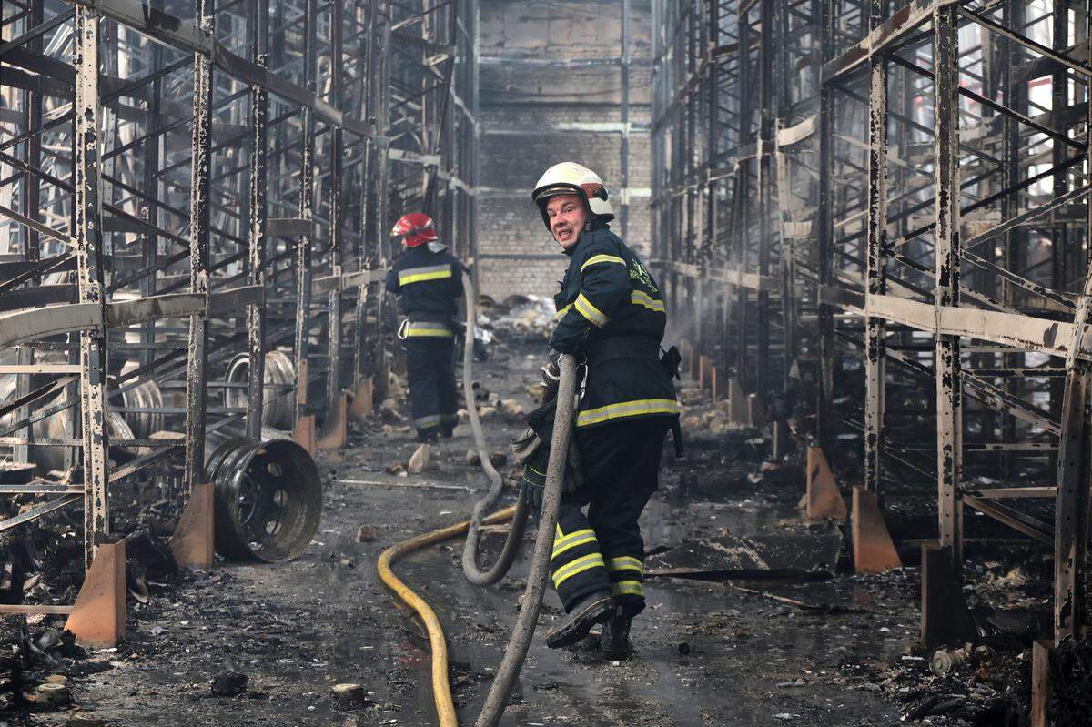 Los bomberos del Servicio Estatal de Emergencias apagan un incendio en una empresa privada dañada por un ataque ruso nocturno en la región de Járkov, Ucrania, el lunes 26 de mayo de 2025.