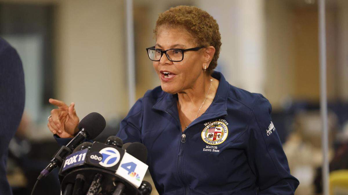 La alcaldesa de Los Ángeles, Karen Bass, se dirige a los medios de comunicación durante una conferencia de prensa en el Centro de Operaciones de Emergencia de la ciudad, el lunes 9 de junio de 2025, en Los Ángeles.