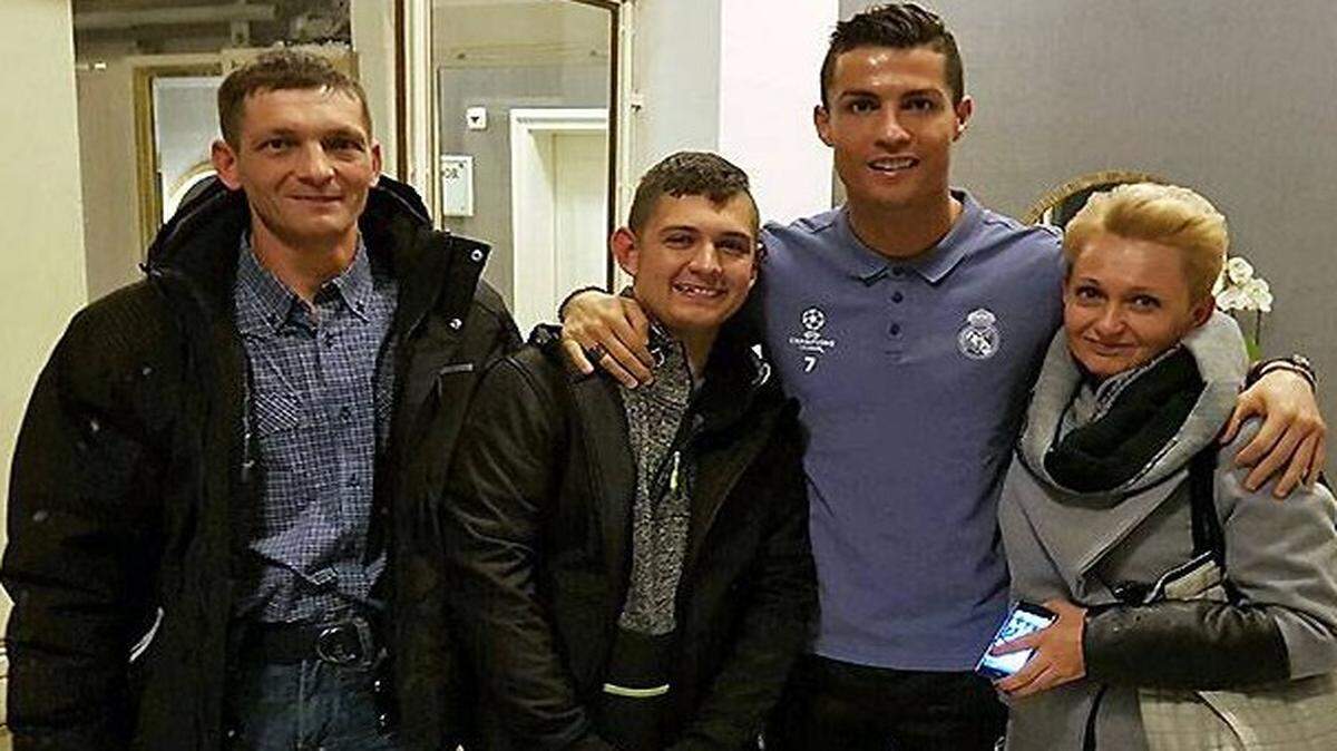 El delantero del Real Madrid Cristiano Ronaldo se fotografió el martes con el joven David Pawlaczyc, de 15 años, y su familia en el hotel de concentración del Real Madrid, según las imágenes difundidas por el club blanco.