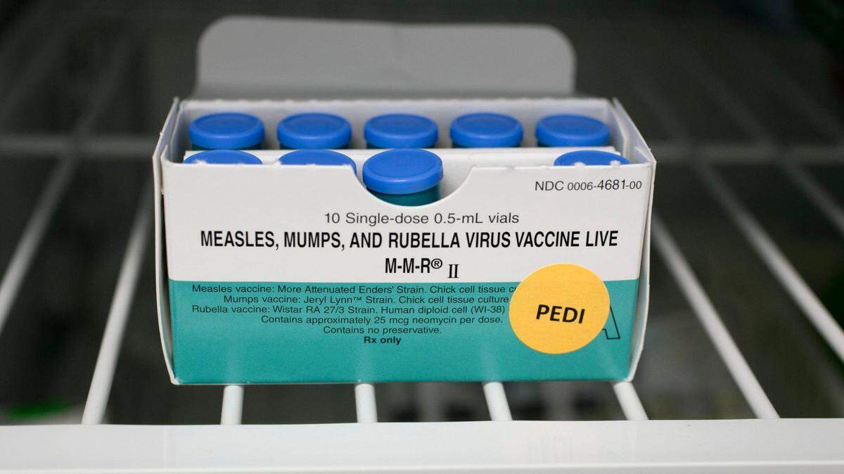 Dosis de la ​​vacuna contra el sarampión, las paperas y la rubéola son almacenadas en una clínica de vacunación en Austin, Texas.
