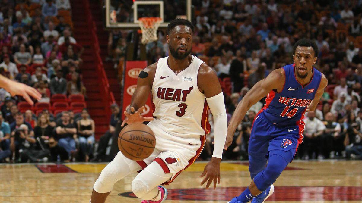 El escolta del Heat Dwyane Wade (3) conduce la pelota ante la marca de Ish Smith, de los Pistons, en el partido celebrado el 13 de marzo de 2019 en Miami.