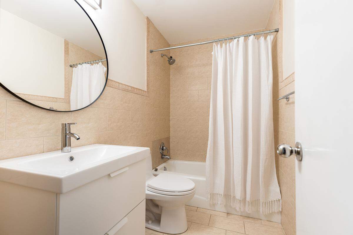La cortina del baño, un foco de gérmenes, ya que estas cortinas pueden llegar a acumular 60 veces más bacterias que las que hay en un asiento de inodoro.