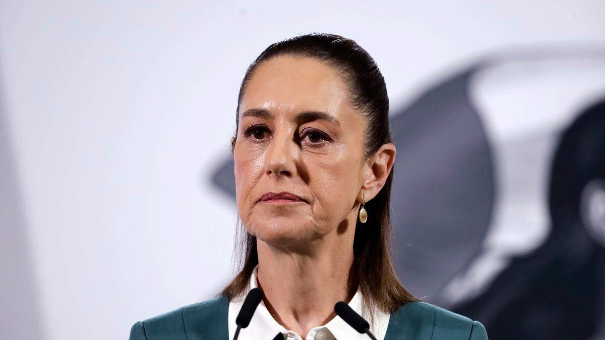 
La presidenta de México, Claudia Sheinbaum Pardo, habla durante una conferencia de prensa sobre la posible deportación de migrantes de Estados Unidos a México en el Palacio Nacional, el 20 de enero de 2025 en la Ciudad de México, México. 
