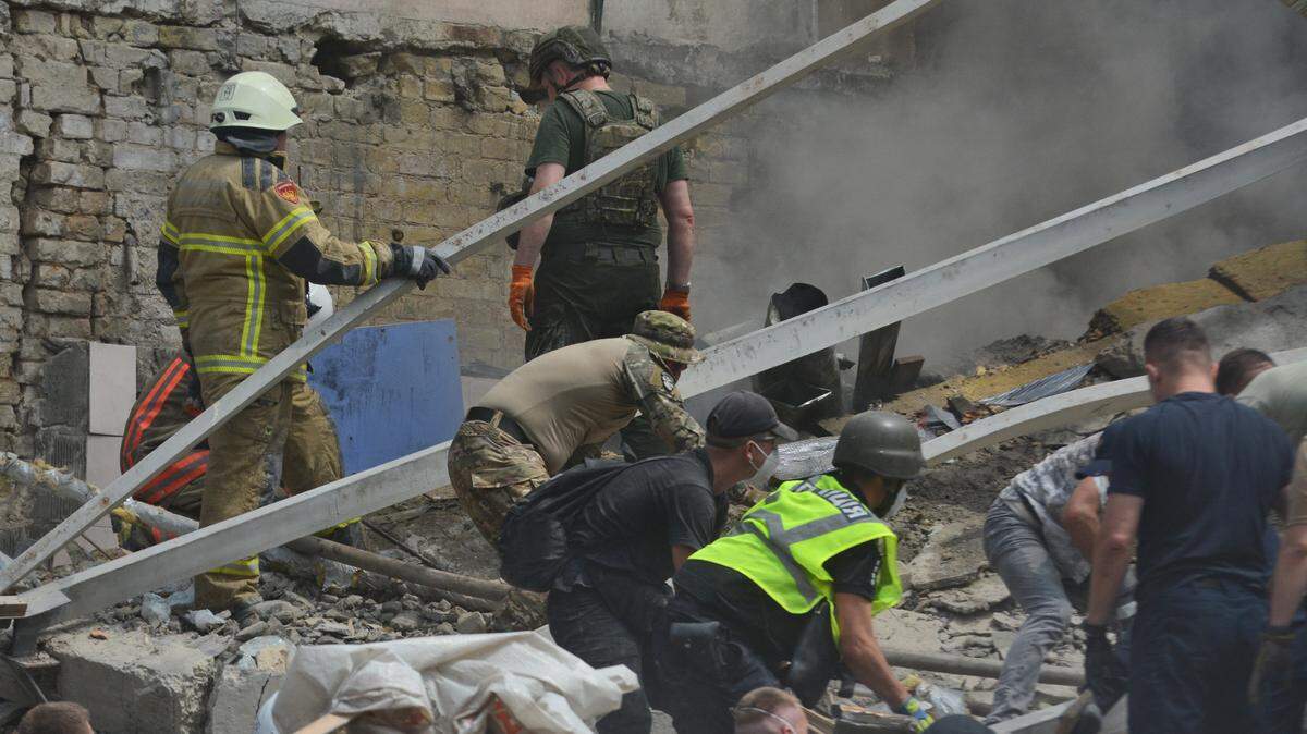 Una oleada de bombardeos rusos en Ucrania dejó este lunes al menos 36 muertos en varios puntos del país y alcanzó dos hospitales, uno de ellos para niños. En la foto, rescatistas buscan sobrevivientes en un hospital pediátrico en Kiev.